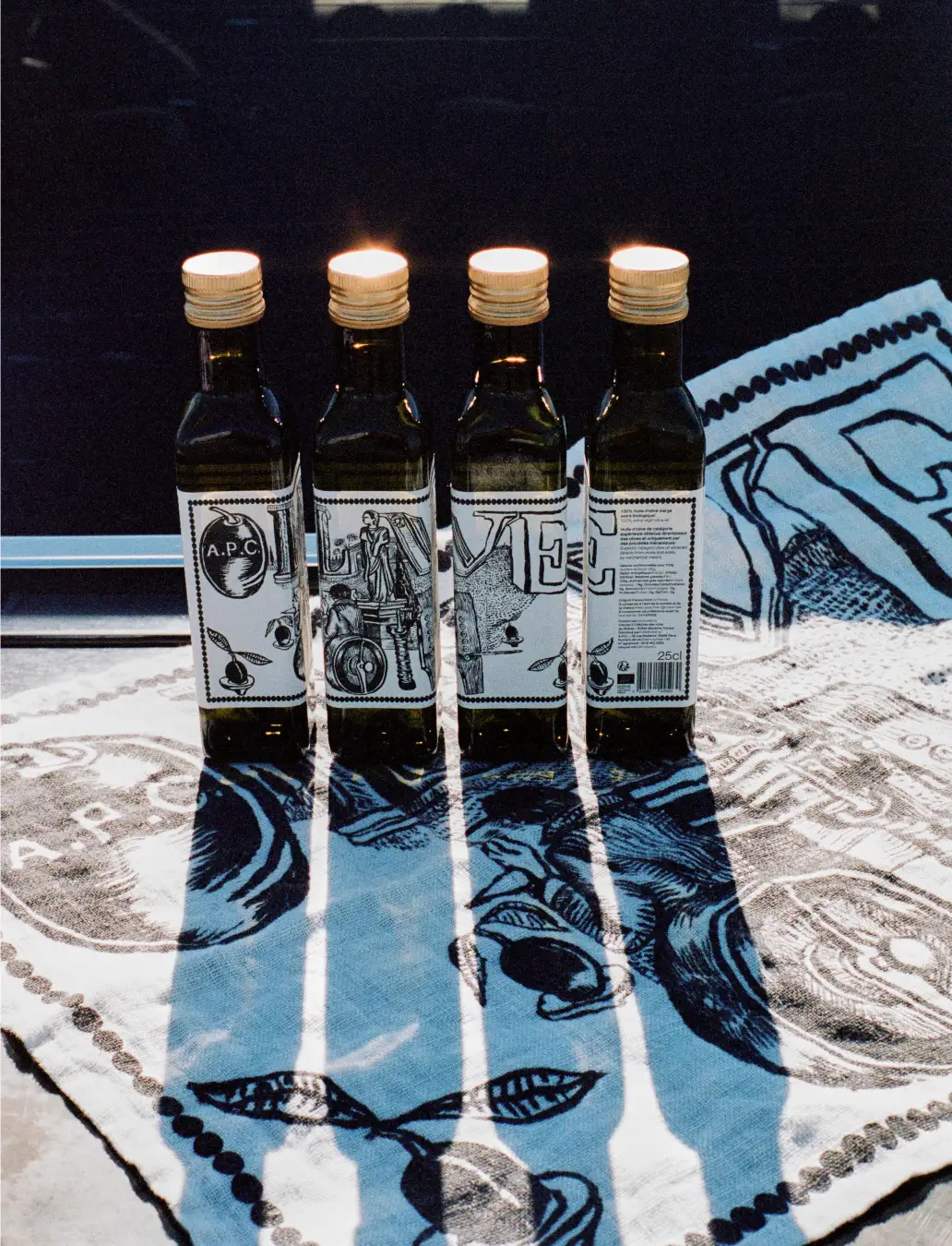 A.P.C.」 よりオリーブオイルとティータオルが発売 | フランス情報