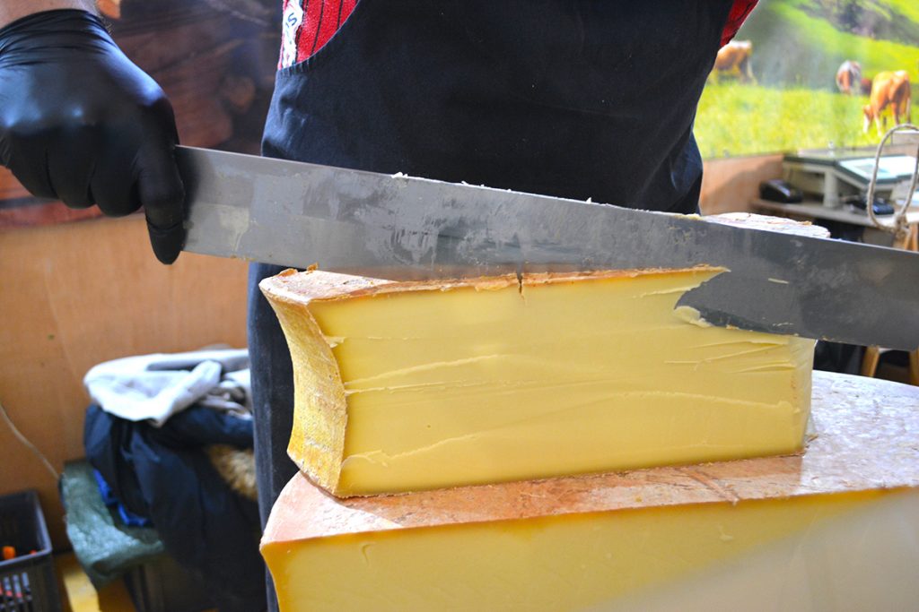 会場ではさまざまなチーズに出会うことができる。こちらのチーズはボーフォール。