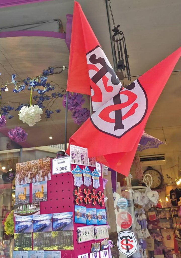 たくさんのお店で、スタッド・トゥールーザンの旗を掲げて応援!