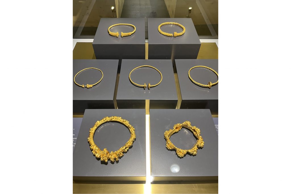 細かなアクセサリーや食器、彫刻が豊富に展示されている。
